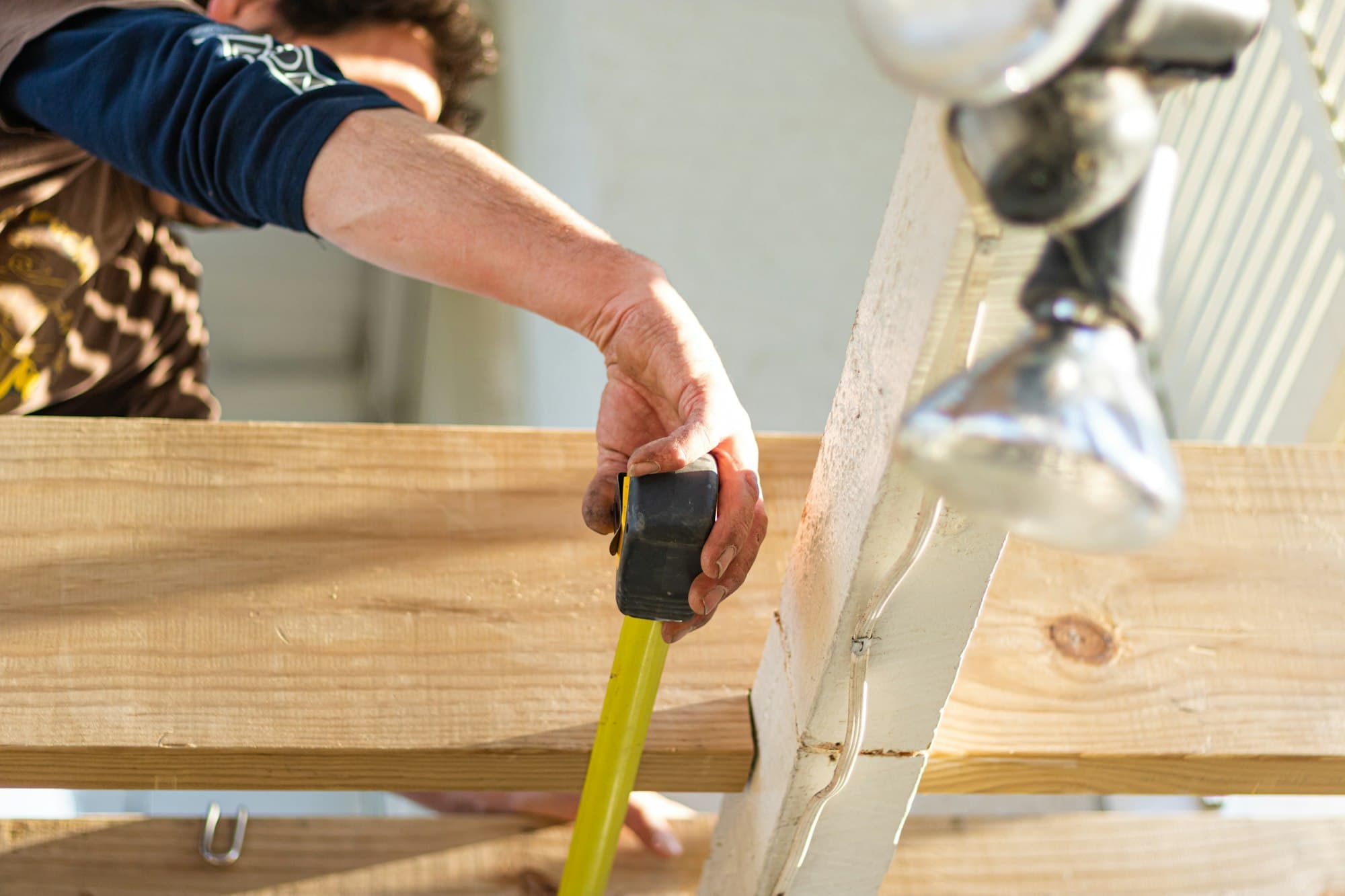 Uppmätning med tumstock inför en renovering